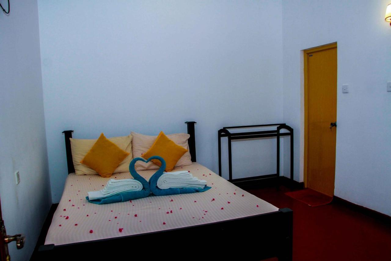 Thathsara Holiday Inn Szigirija Kültér fotó