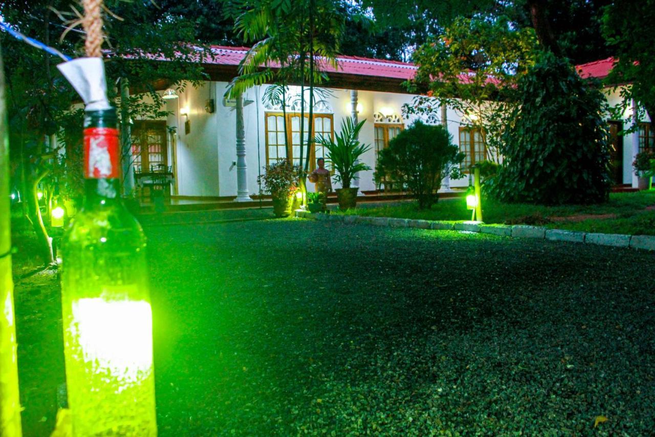 Thathsara Holiday Inn Szigirija Kültér fotó